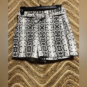 Express Women's Snake Print Stretch Shortie High Rise Belt Shorts,Size 00